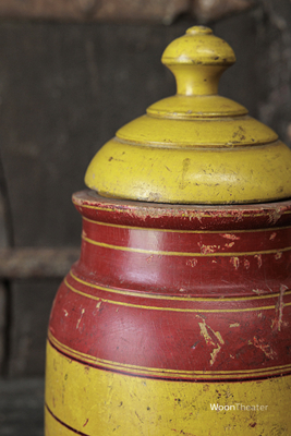 Oude kleurrijke pot | India
