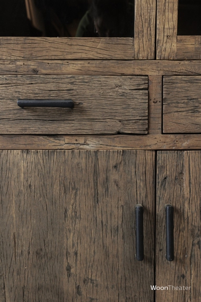 Vitrinekast oud hout