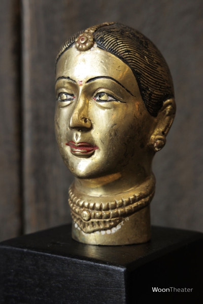 Vintage beeldje brass op houten sokkel | India