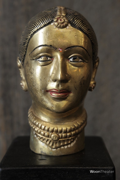 Vintage beeldje brass op houten sokkel | India