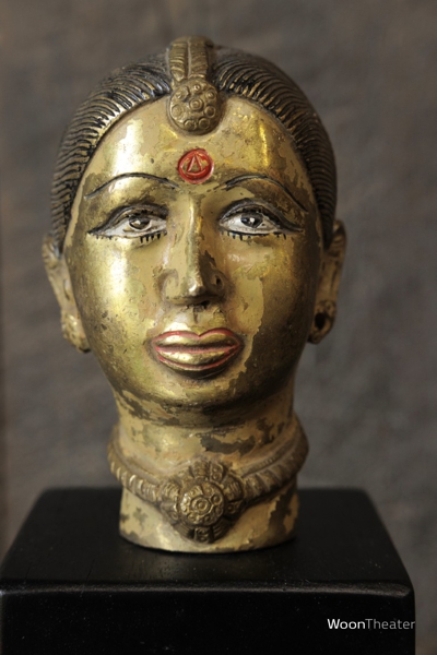 Vintage beeldje brass op houten sokkel | India