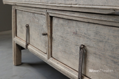 Oude salontafel met lade 