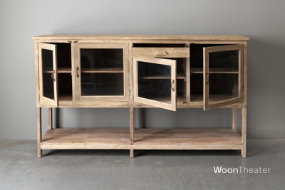 Origineel oud dressoir met vitrinedeurtjes