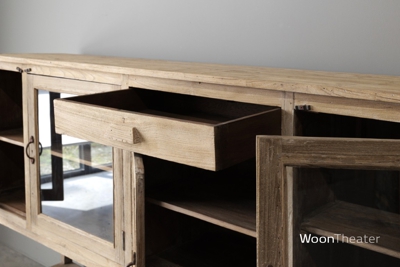Origineel oud dressoir met vitrinedeurtjes