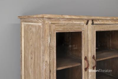 Origineel oud dressoir met vitrinedeurtjes