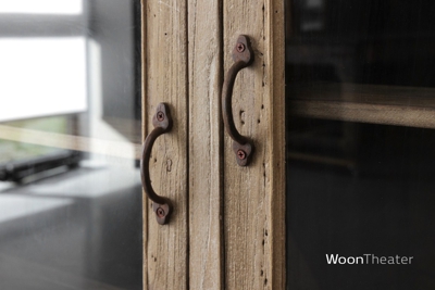Origineel oud dressoir met vitrinedeurtjes