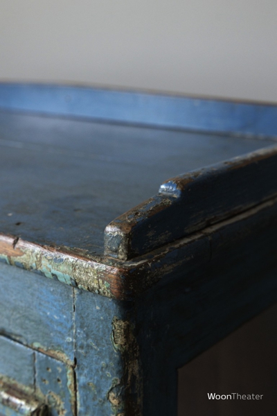 Authentiek blauw verweerd vitrinekastje | India