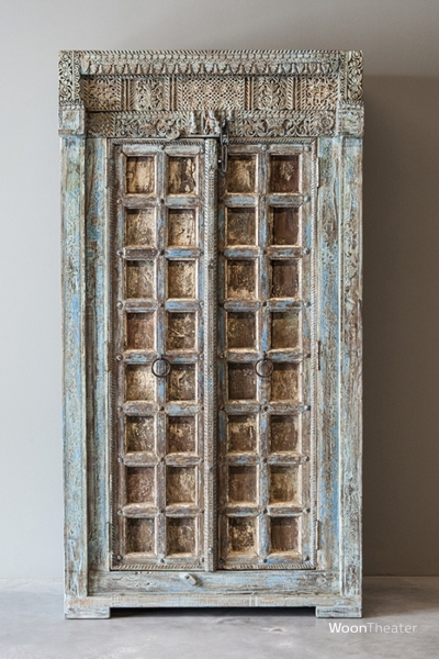 Unieke verweerde vintage kast van oude deuren uit India