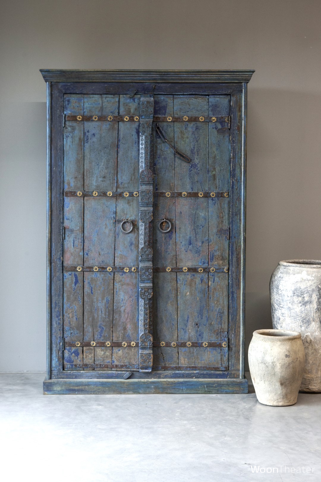 Unieke blauwe kast van oude deuren uit India