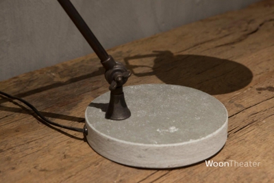 Stoere bureaulamp op betonnen voet | verstelbaar