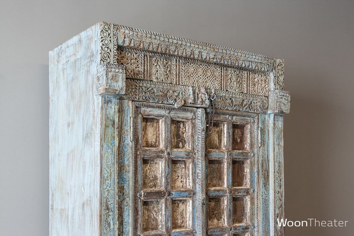 Unieke verweerde vintage kast van oude deuren uit India
