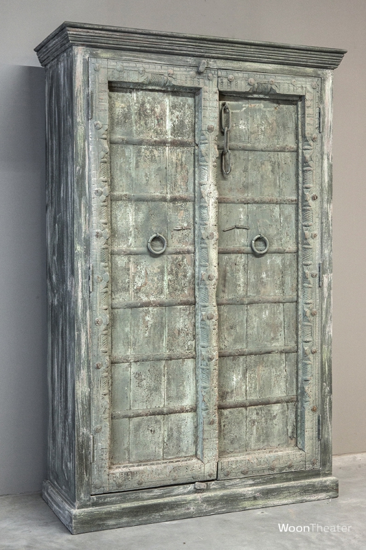 Verweerde vintage kast van oude deuren uit India