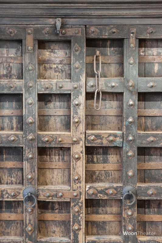 Verweerde vintage kast van oude deuren uit India