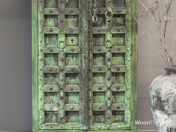 Verweerde groene vintage kast van oude deuren uit India