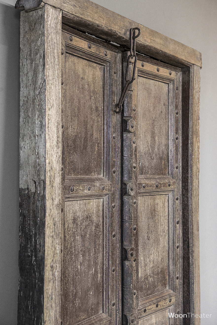 Origineel oude deur in kozijn | India