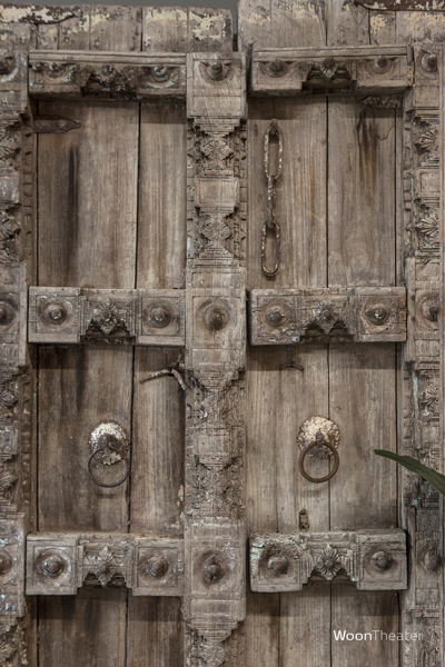 Oude deur op standaard | India