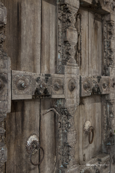 Oude deur op standaard | India
