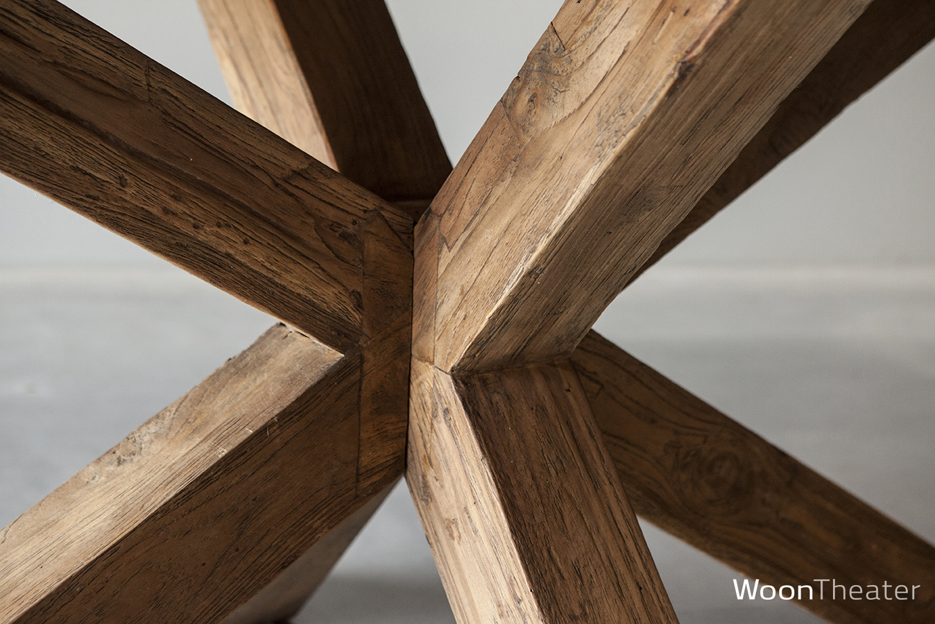 Ovale eettafel op houten spinpoot | oud teakhout
