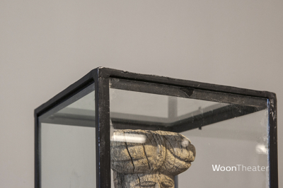 Bijzondere glazen showcase op rustiek houten voet