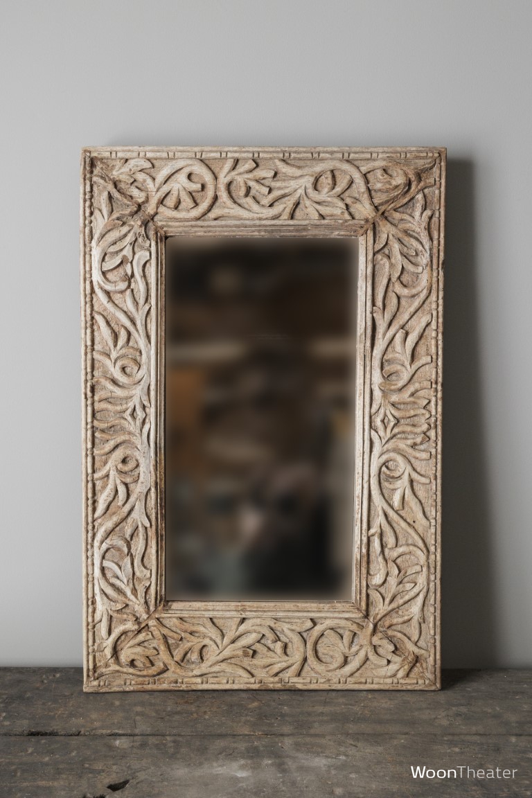 Sleetse oude spiegel met snijwerk