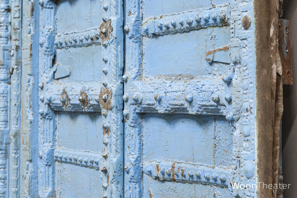 Oude blauwe deur India