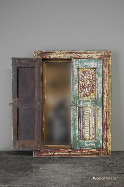 Antiek raamluik met spiegel