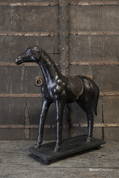 Antiek lederen paard | India