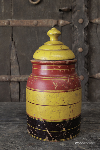 Oude kleurrijke pot | India