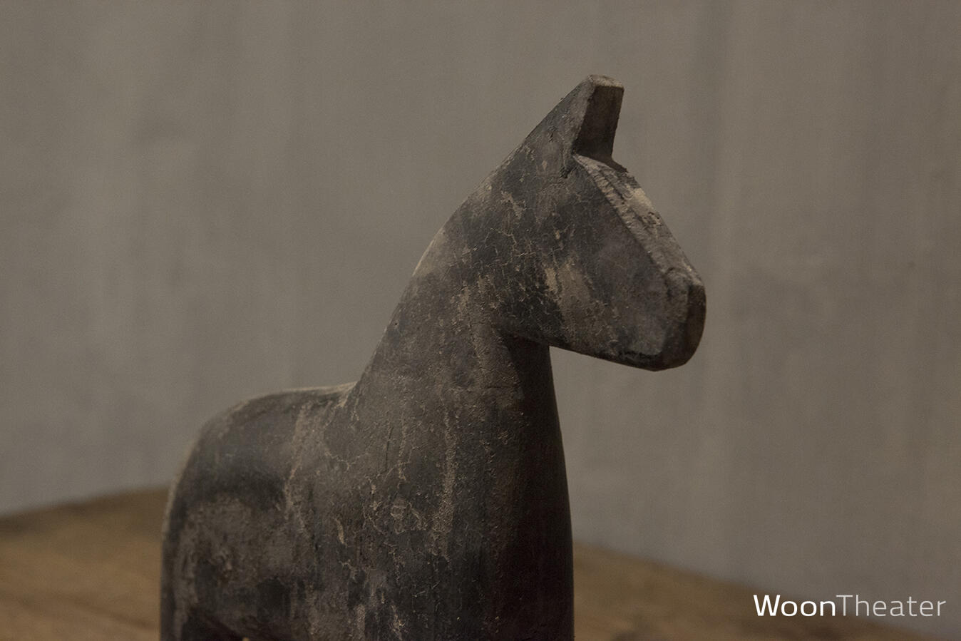 Sober houten paard | L | Black finish