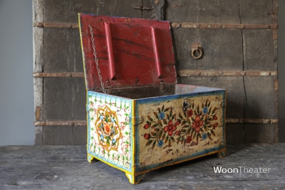 Oude beschilderde kist | India