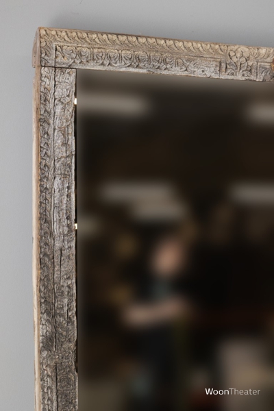 Authentieke spiegel met houtsnijwerk