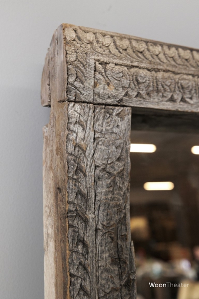 Authentieke spiegel met houtsnijwerk