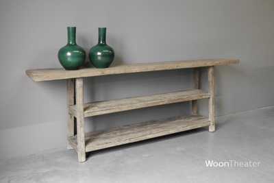 Oude wandtafel met plank