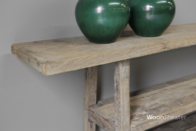 Oude wandtafel met plank