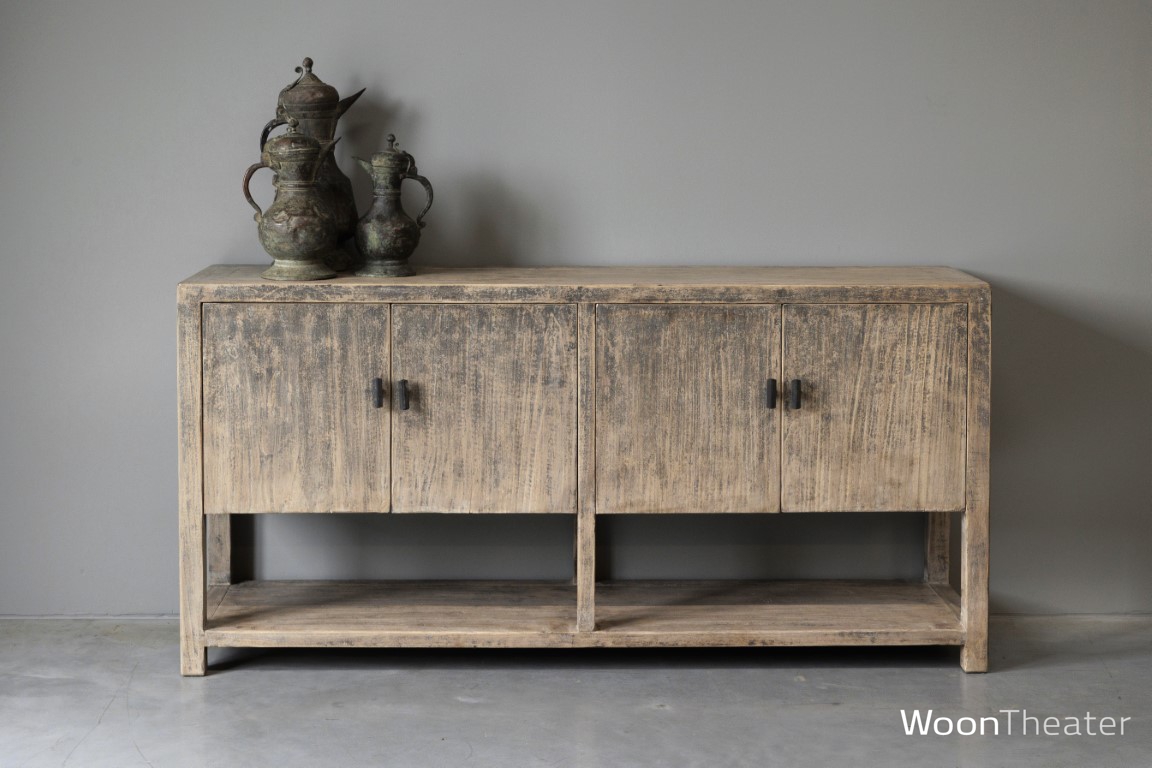 Oud sideboard met sleetse uitstraling