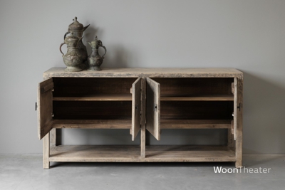 Oud sideboard met sleetse uitstraling