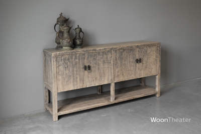 Oud sideboard met sleetse uitstraling