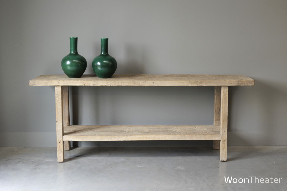 Oude wandtafel met plank