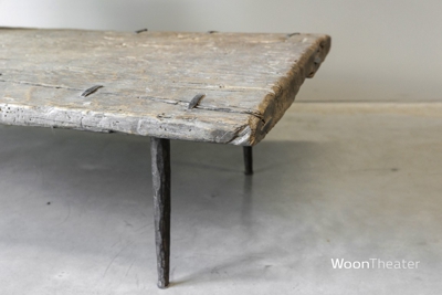 Oude salontafel met metalen poot