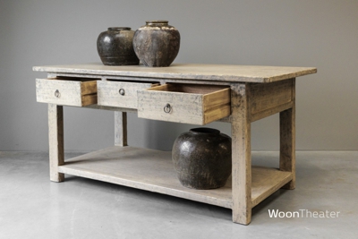 Grote oude atelier tafel