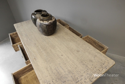 Grote oude atelier tafel