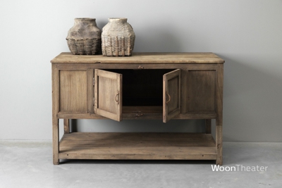 Oude wandtafel met plank