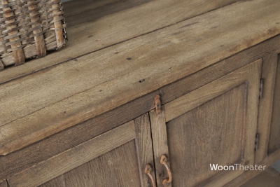 Oude wandtafel met plank