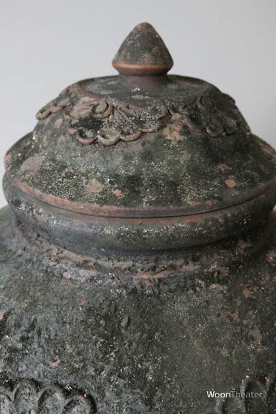 Unieke oude pot met deksel