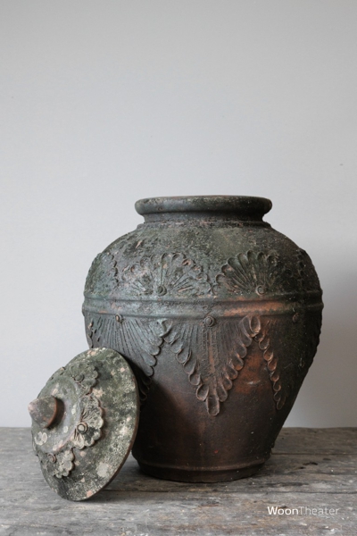 Unieke oude pot met deksel