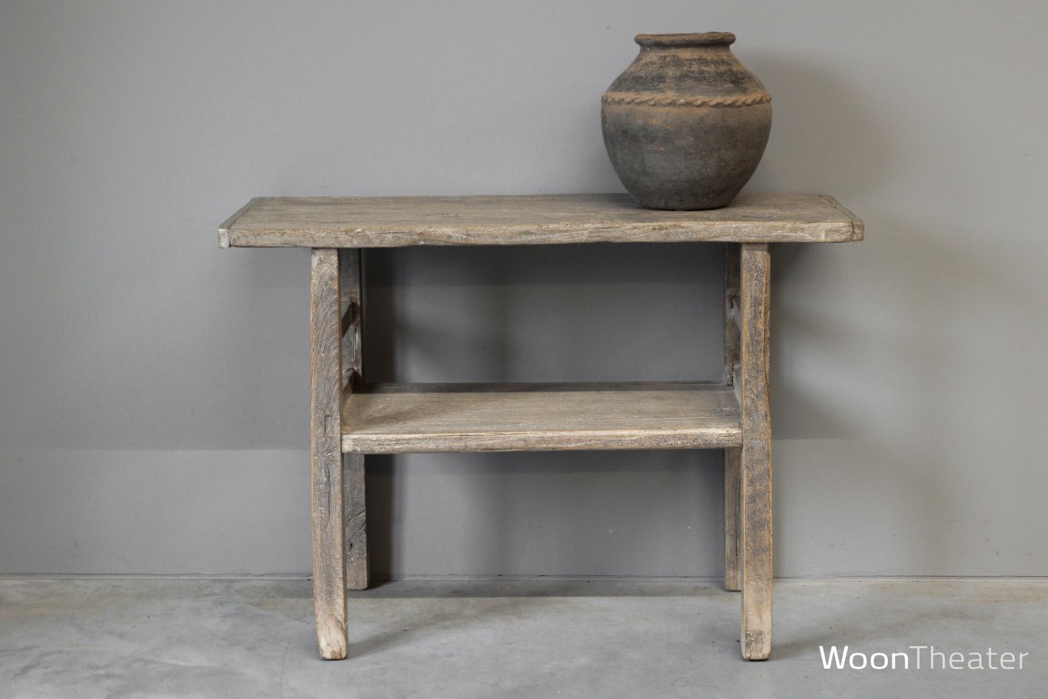 Oude wandtafel met plank