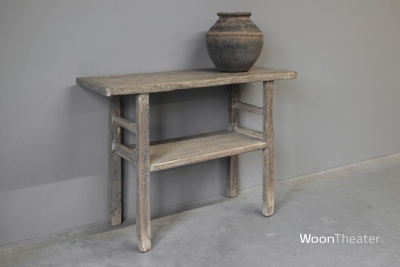 Oude wandtafel met plank