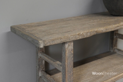 Oude wandtafel met plank