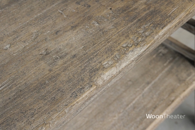 Oude wandtafel met plank