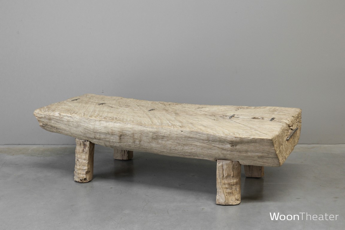 Oude robuuste salontafel 